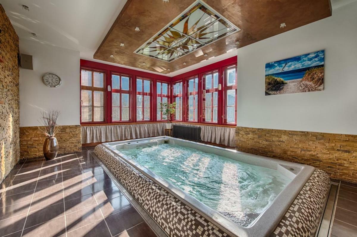 Hotel Zlaty Orel オストラヴィツェ エクステリア 写真