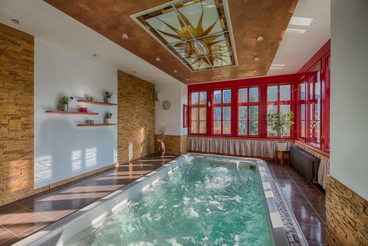 Hotel Zlaty Orel オストラヴィツェ エクステリア 写真