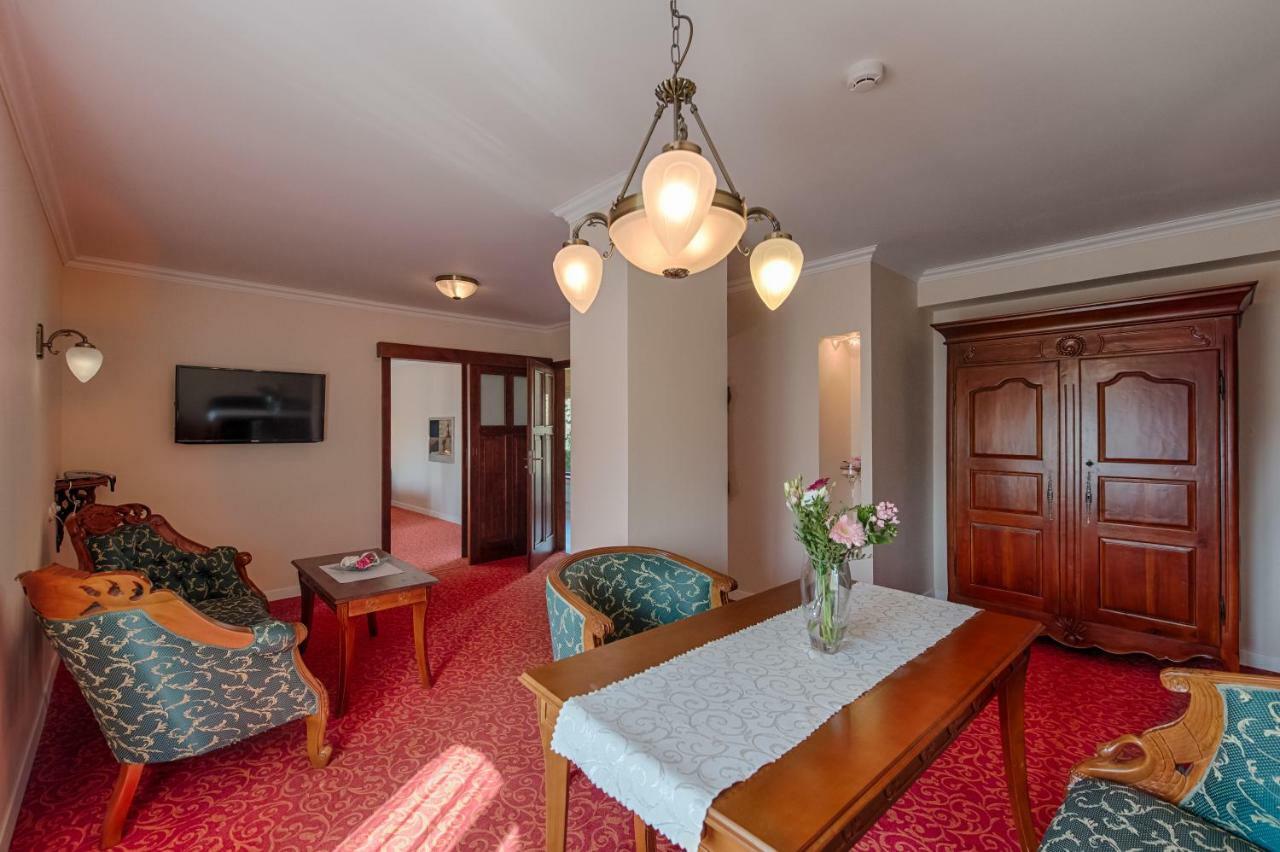 Hotel Zlaty Orel オストラヴィツェ エクステリア 写真