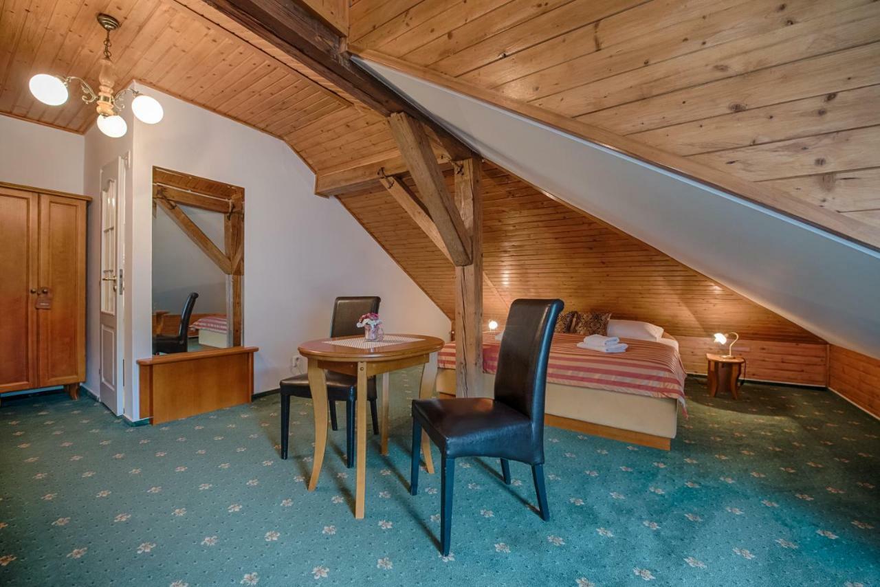 Hotel Zlaty Orel オストラヴィツェ エクステリア 写真