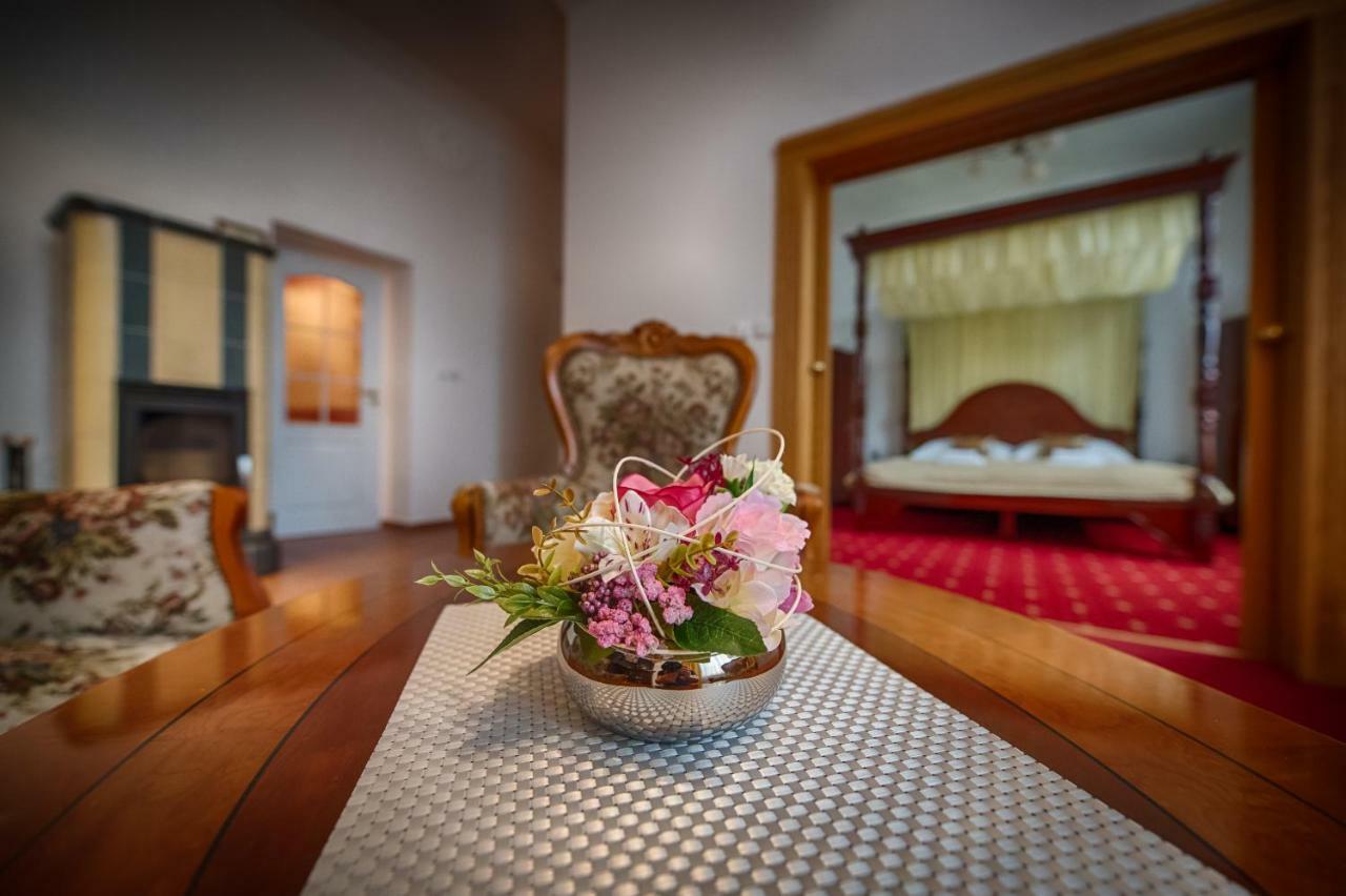 Hotel Zlaty Orel オストラヴィツェ エクステリア 写真