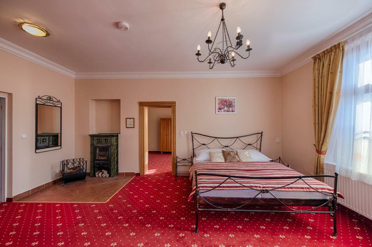 Hotel Zlaty Orel オストラヴィツェ エクステリア 写真