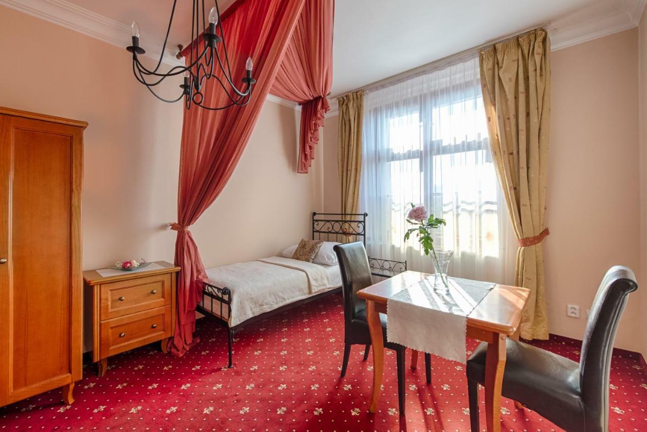Hotel Zlaty Orel オストラヴィツェ エクステリア 写真