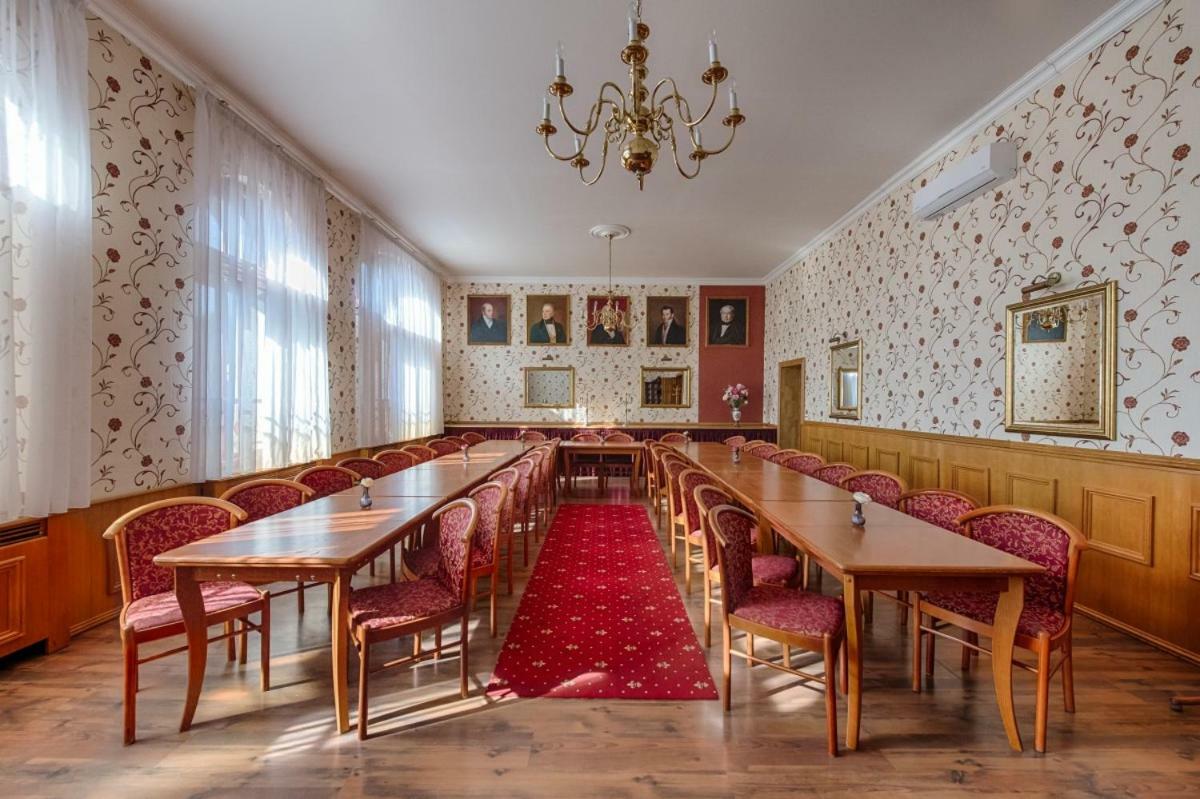 Hotel Zlaty Orel オストラヴィツェ エクステリア 写真