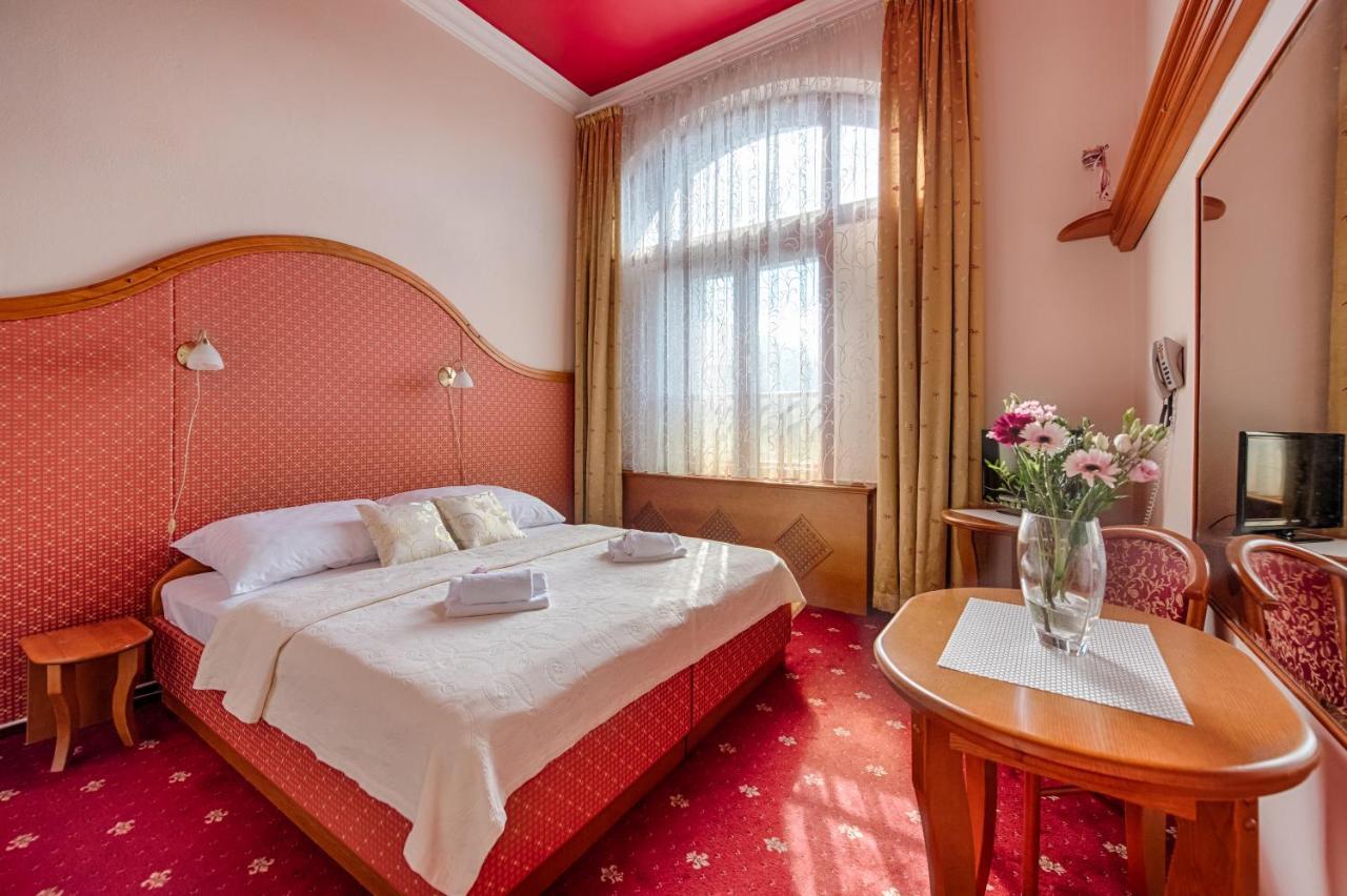 Hotel Zlaty Orel オストラヴィツェ エクステリア 写真